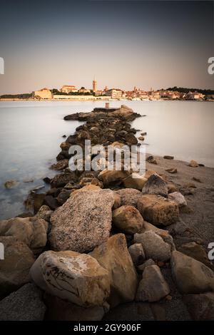 Rab ist eine kroatische Insel an der Adria, eine alte Stadt, die von alten Mauern umgeben ist. Zu den 4 prominenten Kirchtürmen der Stadt gehört der romanische Glockenturm Stockfoto