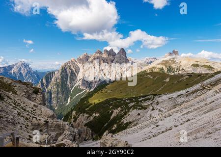 Sexten Dolomites aus der Tre Cime di Lavaredo. Gipfel des Picco di Vallandro, Monte Rudo, Croda dei Rondoi, Torre dei Scarperi, Cima Piatta Alta. Italien. Stockfoto