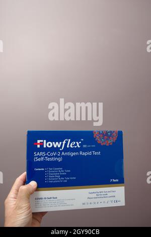 Covid 19-Antigenschnelltestpakete mit mehreren lateralen Durchflusstests für den SARS-CV-2-Coronavirus-Selbsttest. Stockfoto