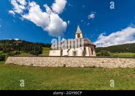 Kirche San Vito (Kirche St. Veit) im Pragser Tal (Pragser Tal), Gemeinde Prags, Naturpark Fanes-Sennes-Prags, Trentino-Südtirol, Italien. Stockfoto