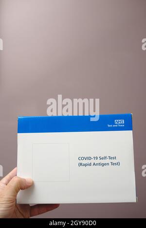 Covid 19-Antigenschnelltestpakete mit mehreren lateralen Durchflusstests für den SARS-CV-2-Coronavirus-Selbsttest. Stockfoto