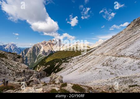 Sextner Dolomiten von der Tre Cime di Lavaredo. Gipfel des Picco di Vallandro, Monte Rudo, Croda dei Rondoi, Torre dei Scarperi, Cima Piatta Alta. Italien. Stockfoto