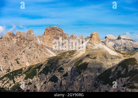 Sextner Dolomiten. Gipfel des Monte Rudo oder Rautkofel, der Croda dei Rondoi oder Schwalbenkofel, des Torre dei Scarperi oder des Schwabenalpenkopfes und der Croda dei Baranci, Stockfoto