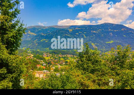 Wunderschönes waldreiches Berg- und Alpenpanorama mit Dorf und Hütten in Kärnten Österreich. Stockfoto