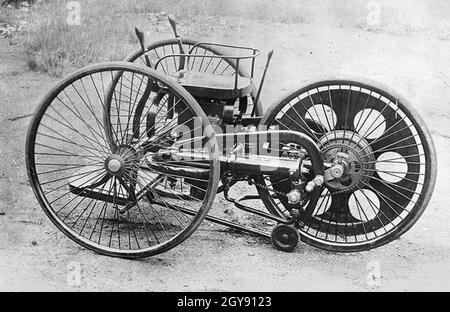 EDWARD BUTLER (1862-1940) englischer Erfinder eines frühen dreirädrigen Automobils, der Butler Patent Velocycle Cycle, der hier 1887 gezeigt wurde Stockfoto