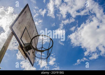 Verwitterter Basketballkorb an einem sonnigen Tag im Sommer Stockfoto