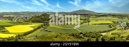 Panorama von der Burgruine Gleiberg mittelalterliche Burgruine bis zum Vetzberg im Sommer mit schönen Mohn-Wiesen Stockfoto