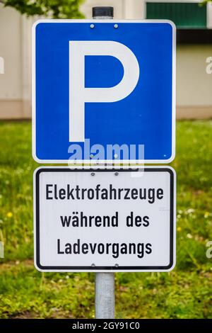 Parkschild für Elektrofahrzeuge beim Laden Stockfoto