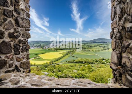 Blick auf die Burgruine vetzberg von der mittelalterlichen Burgruine gleiberg im Sommer mit schönen Mohn-Wiesen Stockfoto