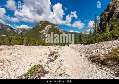 Schöner See in den italienischen Alpen. Pragser Wildsee oder Pragser See aus der Bergkette von Croda del Becco oder Seekofel und Sasso del Signore. Italien. Stockfoto