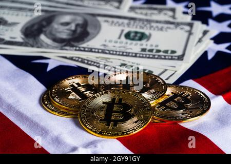 Krypto-Währungskonzept. Gold Bitcoin Münzen und Banknote auf der Flagge der Vereinigten Staaten von Amerika USA Stockfoto