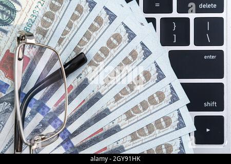 US-Banknoten auf Keyboard-Computer mit Augengasse Stockfoto