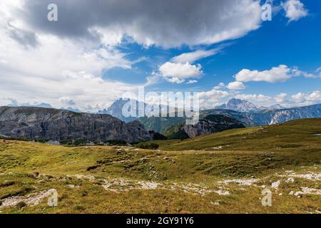 Panorama von der Tre Cime di Lavaredo. Berggipfel des Monte Cristallo, der Croda Rossa D'Ampezzo oder der Hohen Gaisl, des Monte Piana oder des Monte Piano. Alpen, Italien, Eu Stockfoto