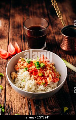 Rührei mit Tomaten, Lauch und weißer Reis. Türkischer Kaffee und geschnittene Zutaten. Stockfoto