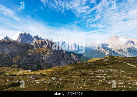 Bergkette der Cadini di Misurina, Sorapiss und Monte Cristallo von der Tre Cime di Lavaredo, Sesto, Prags, Ampezzo Dolomiten. Venetien, Italien, Europa. Stockfoto