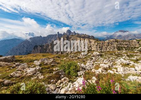 Bergkette der Cadini di Misurina und Gipfel des Monte Cristallo von der Tre Cime di Lavaredo, Sesto, Prags und Ampezzo Dolomiten. Venetien, Italien, Europa Stockfoto