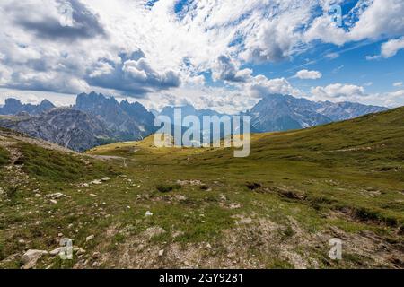 Bergkette der Cadini di Misurina, Sorapiss, Monte Cristallo von der Tre Cime di Lavaredo, Sesto, Prags und Ampezzo Dolomiten. Venetien, Italien, Europa. Stockfoto