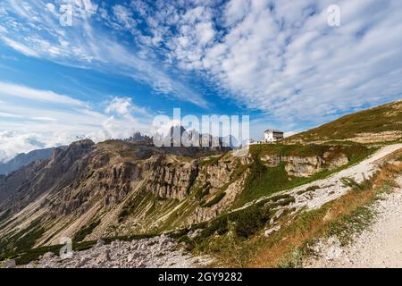 Bergkette von Cadini di Misurina und Sorapiss. Panorama von der Tre Cime di Lavaredo oder drei Zinnen, Sexten, Prags und Ampezzo Dolomiten. Italien. Stockfoto