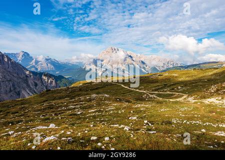 Gebirgskette von Sorapiss und Monte Cristallo, von der Tre Cime di Lavaredo, Sesto, Prags und Ampezzo Dolomiten. Venetien, Italien, Europa. Stockfoto