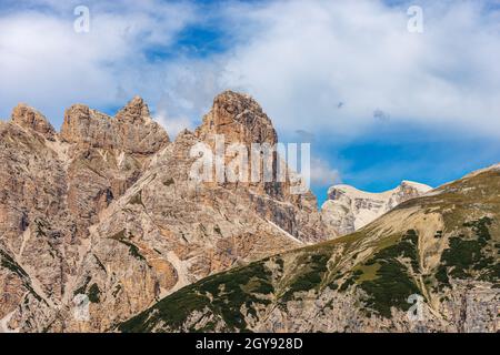 Berggipfel der Sextner Dolomiten bei der Tre Cime di Lavaredo, Monte Rudo oder Rautkofel, Croda dei Rondoi oder Schwalbenkofel und Cima Piatta Alta. Italien. Stockfoto