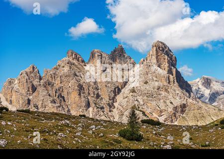 Berggipfel der Sextner Dolomiten in der Nähe von Tre Cime di Lavaredo, Croda dei Rondoi oder Schwalbenkofel, Monte Rudo oder Rautkofel, Cima Piatta Alta, Italien. Stockfoto