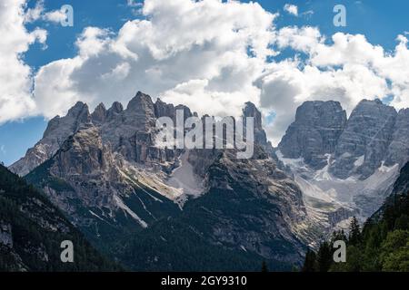 Berggipfel des Monte Cristallo (Kristallberg), Nordwand, Sextner Dolomiten bei Cortina d'Ampezzo (Dolomiti Ampezzane), Venetien, Trentino, Italien. Stockfoto