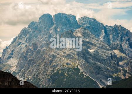 Berggipfel des Monte Cristallo (Kristallberg) von der Tre Cime di Lavaredo, Sexten oder Sexten Dolomiten in der Nähe von Cortina d'Ampezzo, Italien, Europa. Stockfoto