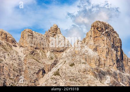 Berggipfel des Monte Rudo oder Rautkofel und der Croda dei Rondoi oder Schwalbenkofel der Bergkette des Rondoi-Baranci. Trentino, Italien, Europa. Stockfoto