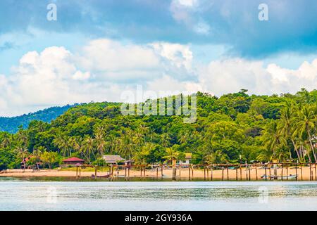 Bo Phut Strandpanorama mit Booten auf Koh Samui Insel mit Blick auf Koh Pha-ngan in Thailand. Stockfoto