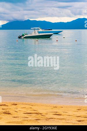 Bo Phut Strandpanorama mit Booten auf Koh Samui Insel mit Blick auf Koh Pha-ngan in Thailand. Stockfoto