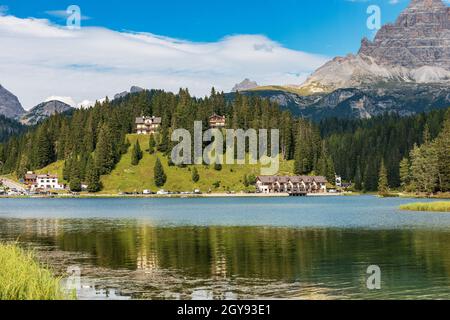 Lago di Misurina (See Misurina) und die drei Zinnen oder drei Zinnen (drei Gipfel des Lavaredo), Venetien, Italien, Europa. Stockfoto