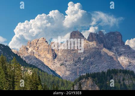 Berggipfel des Monte Rudo oder Rautkofel und der Croda dei Rondoi oder Schwalbenkofel der Bergkette der Rondoi-Baranci, Sextner Dolomiten. Stockfoto