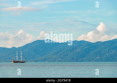 Bo Phut Strandpanorama mit Schiff auf Koh Samui Insel mit Blick auf Koh Pha-ngan in Thailand. Stockfoto