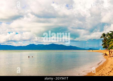 Surat Thani Thailand 25. Mai 2018 W Strand und Maenam Strandlandschaftspanorama mit klarem türkisfarbenem Wasser in Mae Nam auf der Insel Koh Samui in Thailand. Stockfoto