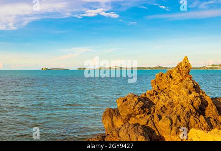 Tolles Strand- und Landschaftspanorama auf der Insel Koh Samui mit Felsen und Wald in Thailand. Stockfoto