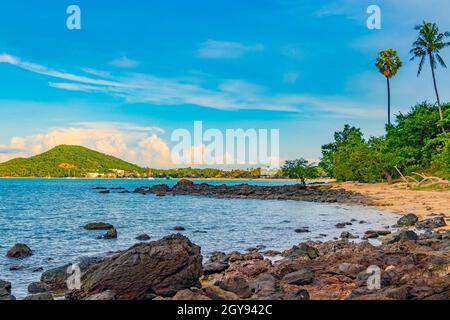 Tolles Strand- und Landschaftspanorama auf der Insel Koh Samui mit Felsen und Wald in Thailand. Stockfoto