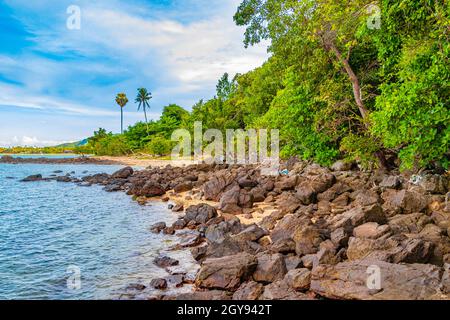 Tolles Strand- und Landschaftspanorama auf der Insel Koh Samui mit Felsen und Wald in Thailand. Stockfoto