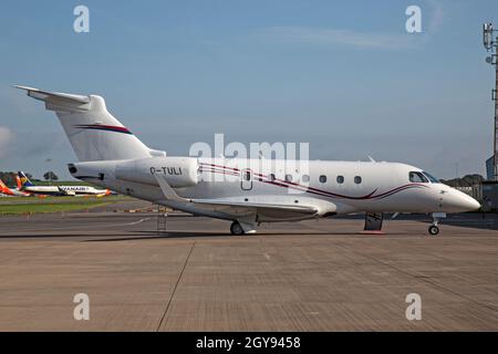 Ein Embraer Legacy 500 Business Corporate Executive Jet, G-TULI, am Bristol Lulsgate Airport, England. Stockfoto