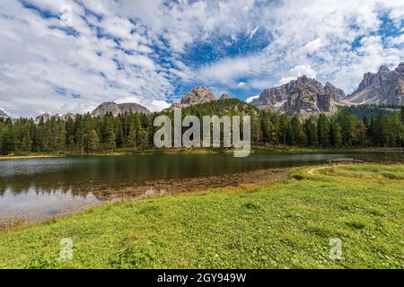 Der Antornosee (Lago d'Antorno) und die Bergkette der Cadini di Misurina in den italienischen Alpen, Sextner Dolomiten, Venetien, Italien, Europa. Stockfoto