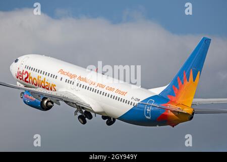 Ein Jet2 Holidays Boeing 737-800 Airliner, G-JZHM, der vom Bristol Lulsgate Airport, England, abfliegt. Stockfoto