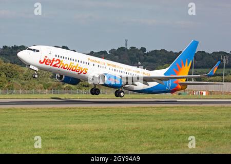 Ein Jet2 Holidays Boeing 737-800 Airliner, G-JZHM, der vom Bristol Lulsgate Airport, England, abfliegt. Stockfoto