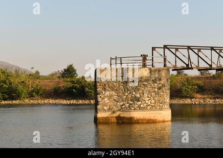 Old Stone piller Brücke über den kleinen Fluss bei Maharashtra Stockfoto