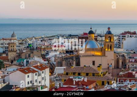 Stadtbild von Alicante in der Abenddämmerung, das die Kathedrale mit dem Meer im Hintergrund zeigt Stockfoto