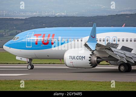 Eine TUI Boeing 737 MAX 8 Airliner am Flughafen Bristol Lulsgate, England. Stockfoto