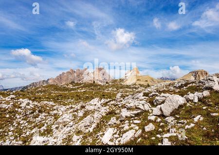 Sextner Dolomiten. Gipfel des Monte Rudo oder Rautkofel, Croda dei Rondoi oder Schwalbenkofel, Torre dei Scarperi oder Schwabenalpenkopf, Croda dei Baranci. Stockfoto