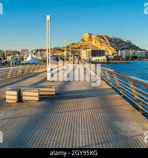 Urbane Landschaft, Blick auf das Schloss Santa Barbara in Alicante, Spanien, von der Küste aus Stockfoto