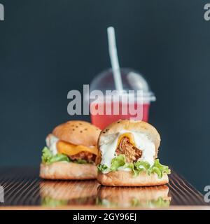 Chicken Zinger Burger mit Sesambohnen Belag und gefüllt mit Gemüse Stockfoto