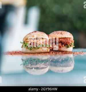 Chicken Zinger Burger mit Sesambohnen Belag und gefüllt mit Gemüse Stockfoto