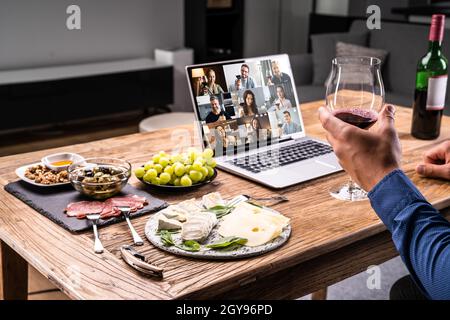 Digitale Weinverkostung Virtuelle Dinner-Veranstaltung Mit Laptop Stockfoto