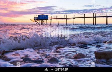 Hütten von Fischern im Sonnenuntergang, die auf Haufen ruhen Stockfoto